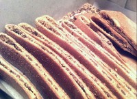 Tekstur dan rasa martabak tipis kering ini sangat renyah dan garing. Isiannya bisa berupa kacang cokelat, keju, susu, pisang, atau polos manis.