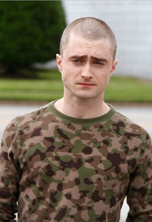 Perankan Agen FBI, Daniel Radcliffe Kini Botak