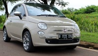 Padat, berisi, sekaligus benar-benar merepresentasikan mobil kompak adalah gambaran dari setiap detail bodi. Lekukan yang indah tanpa patah-patah, lampu utama berbentuk lonjong, menguatkan argumen bahwa meski dilahirkan di era modern, Fiat anyar ini tak meninggalkan ciri khasnya.