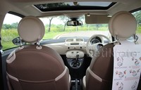 Tiga ungkapan yang layak untuk menggambarkan bagian interior mobil ini, yakni berkarakter, artistik karena mengusung konsep retro modern, serta modern dan mewah.
