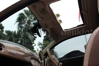 Unsur modern dan mewah terpancar dari balutan lembaran kulit di jok, kemudi, integrasi kontrol fitur hiburan, telepon, dan lainnya. Koneksi bluetooth, USB, AUX-in, radio, CD player adalah bagian dari kemewahan yang ditawarkan. Begitu pun dengan sunroof yang mudah dibuka tutup.