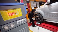 Dalam program ini masyarakat diberikan fasilitas pemeriksaan ban gratis di seluruh bengkel 1Station.