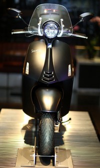 Vespa 946 Emporio Armani didesain khusus untuk merayakan 40 tahun berdirinya Giorgio Armani serta Piaggio yang ke-130. Ist/Piaggio.