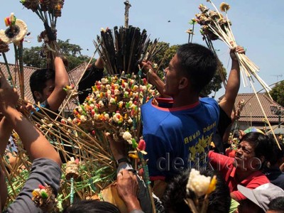Warga Serbu Gunungan Grebek Besar Kraton Yogyakarta