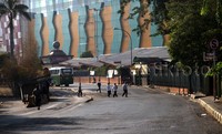 Sejumlah kendaraan umum tampak masih beropresi mengangkut penumpang.     