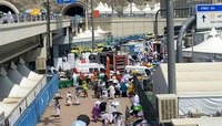 Penyebabnya karena padatnya jamaah di jalan dan terjadi aksi saling dorong karena ada jamaah yang berada di bagian depan. Saudi Red Crescent/Reuters/detikFoto.     