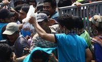 Warga tampak berebutan saat pembagian paket daging kurban.