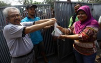 Ketua DPP LDII Prasetyo Sunaryo saat membagikan daging kurban secara simbolis kepada warga.     