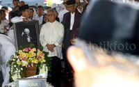 Adnan Buyung meninggal dalam usia 81 tahun di Rumah Sakit Pondok Indah karena sakit komplikasi.     