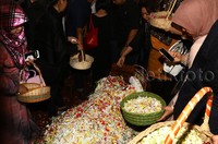 Sejumlah pelayat menaburkan bunga di makam Adnan Buyung.