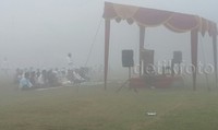 Meskipun lapangan diselimuti asap pekat, tak menyurutkan mereka untuk melaksanakan salat Idul Adha di Lapangan milik TNI AD di Arhanudse 13/ Bukit Barisan, di Jl Subrantas, Panam, Pekanbaru, Kamis (24/09/2015).     