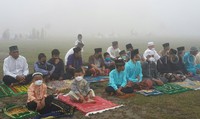 Di komplek militer ini, di atas rumput warga Pekanbaru membentangkan sajadahnya.