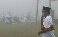 Banyak jemaah mengenakan masker untuk ikut melaksanakan salat.     