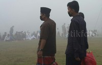 Biar pun asap pekat tak bersahabat, umat muslim tetap bertakbir menyambut hari raya idul adha ini.