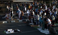 Umat muslim melaksanakan Salat Idul Adha di kawasan Pasar Senen.