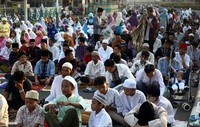 Warga tampak melaksanakan salat bersama dengan para keluarga mereka.     
