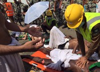 Sejumlah petugas Pertahanan Sipil Arab Saudi tampak memberikan bantuan medis terhadap para jemaah yang terluka akibat kerjadian tersebut. Reuters/Directorate of the Saudi Civil Defense/detikFoto.