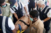 Petugas medis melakukan evakuasi korban tragedi tersebut. Stringer/Reuters/detikFoto.