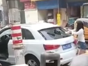 Kesal, Wanita Ini Hancurkan Audi Q3 dengan Batu