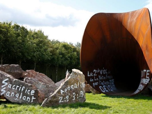 Patung Anish Kapoor yang Dirusak Akan Dilapisi Emas