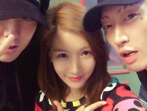 Di Foto Ini, Jungah After School dan G-Dragon Akrab Banget!