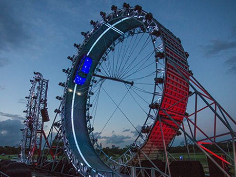 Keren! Dengan Jaguar F-Pace, Pria Ini Memutari Lintasan 360 Derajat ke Atas