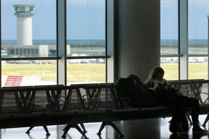 Visa Habis, Ibu & Anak Ini Hidup di Bandara Siprus Selama Setahun