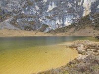 Warna krem pada danaunya, berasal dari pasir yang tertumpuk di tepian danau. Setelah warna krem, warna airnya hijau dan di bagian tengah berwarna biru. Tampaknya, makin ke tengah kedalamannya makin dalam (Afif/detikTravel)