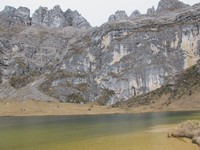 Padang ilalang, tebing-tebing tinggi dan permukaan airnya yang tenang membuat danaunya terlihat cantik. Seperti, serasa bukan sedang berada di Papua saja! (Afif/detikTravel)