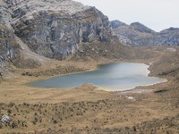 Begitu pun ketika kamu telah melintasi danaunya dan sedang menuju New Zealand Pass. Potretlah danaunya dari ketinggian, jepret! Hasilnya menakjubkan! (Afif/detikTravel)