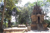 Candi Cangkuang dan makam Embah Dalem Arif Muhammad, seorang penyebar Islam, bisa ditemukan di Kampung Pulo, Cangkuang, Garut. Candi Hindu dan makam Muslim ini letaknya bernar-benar bersebelahan (Kurnia/detikTravel)