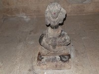 Sebuah arca Siwa yang diletakkan di dalam candi. Traveler bisa melihat arca ini dari luar karena pintu besi untuk masuk ke candi seringkali dikunci (Kurnia/detikTravel)