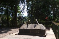 Makam Embah Dalem Arif Muhammad yang ada di sebelah Candi Cangkuang. Makam ini batu nisannya memang sengaja dibuat merunduk (Kurnia/detikTravel)