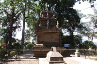 Candi Cangkuang dan makam Arif Muhammad dilihat dari luar pagar makam. Traveler boleh datang untuk ziarah setiap Kamis-Selasa, hari Rabu tidak boleh (Kurnia/detikTravel)