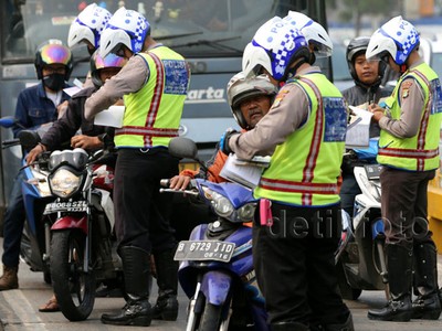 Terobos Jalur TransJ, Puluhan Pemotor Ditilang