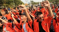 Mahasiswa berorasi di depan Istana Merdeka.