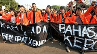 Mahasiswa juga membentangkan spanduk.