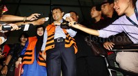 Gatot dan Evy yang memakai rompi tahanan keluar dari gedung KPK.