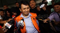 Gatot hanya tersenyum saat ditanya soal pemeriksaannya.