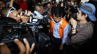 Gatot dan Evy meninggalkan gedung KPK.