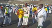 Hingga Jumat (25/9/2015) dini hari, jemaah haji Indonesia silih berganti melewati jalan yang menuju ke lantai 3 jamarat. Mereka berjalan dalam kelompok kecil dan kelompok besar.