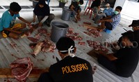 Warga binaan bersama petugas Lapas mengolah daging kurban untuk dibagikan.