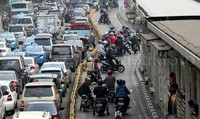 Polisi melakukan razia di kawasan Mampang, Jakarta Selatan, Jumat (25/9/2015).