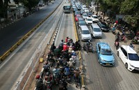 Mereka kemudian melewati pembatas jalan dan masuk ke jalur biasa.