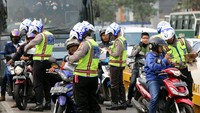 Setiap harinya banyak pemotor yang nekat masuk jalur busway yang seharusnya steril untuk menghindari kemacetan.