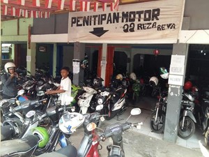 Tergiur Omset Besar, Warga Dekat Stasiun KRL Sulap Rumah Jadi Parkir