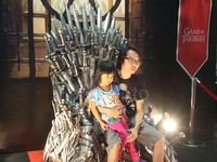 Booth HBO yang menyediakan singgasana dari serial 'Game of Thrones' sehingga pengunjung dapat berfoto seoalah-olah menjadi raja.