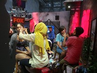 Pengunjung juga bisa merelakan wajahnya didandani layaknya para zombie di booth serial FOX 'Walking Dead.'