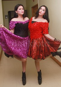 Saat mengisi sebuah acara musik, Ovi tampil dibalut dress ungu-hitam sementara Pamela tampil dengan dress merah menyala. Angkle boots supertinggi melengkapi gaya keduanya. Pool/Gus Mun/detikFoto.