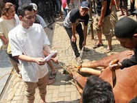 Raffi yang mengenakan pakaian muslim berwarna putih, turut menyaksikan pemotongan hewan kurbannya. Pool/Gus Mun/detikFoto.